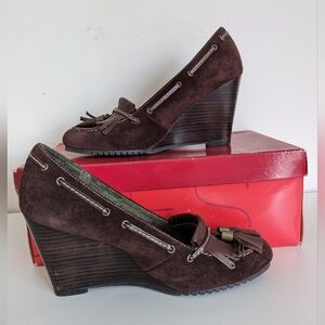 Aerosole suede wedge pump. Never worn.